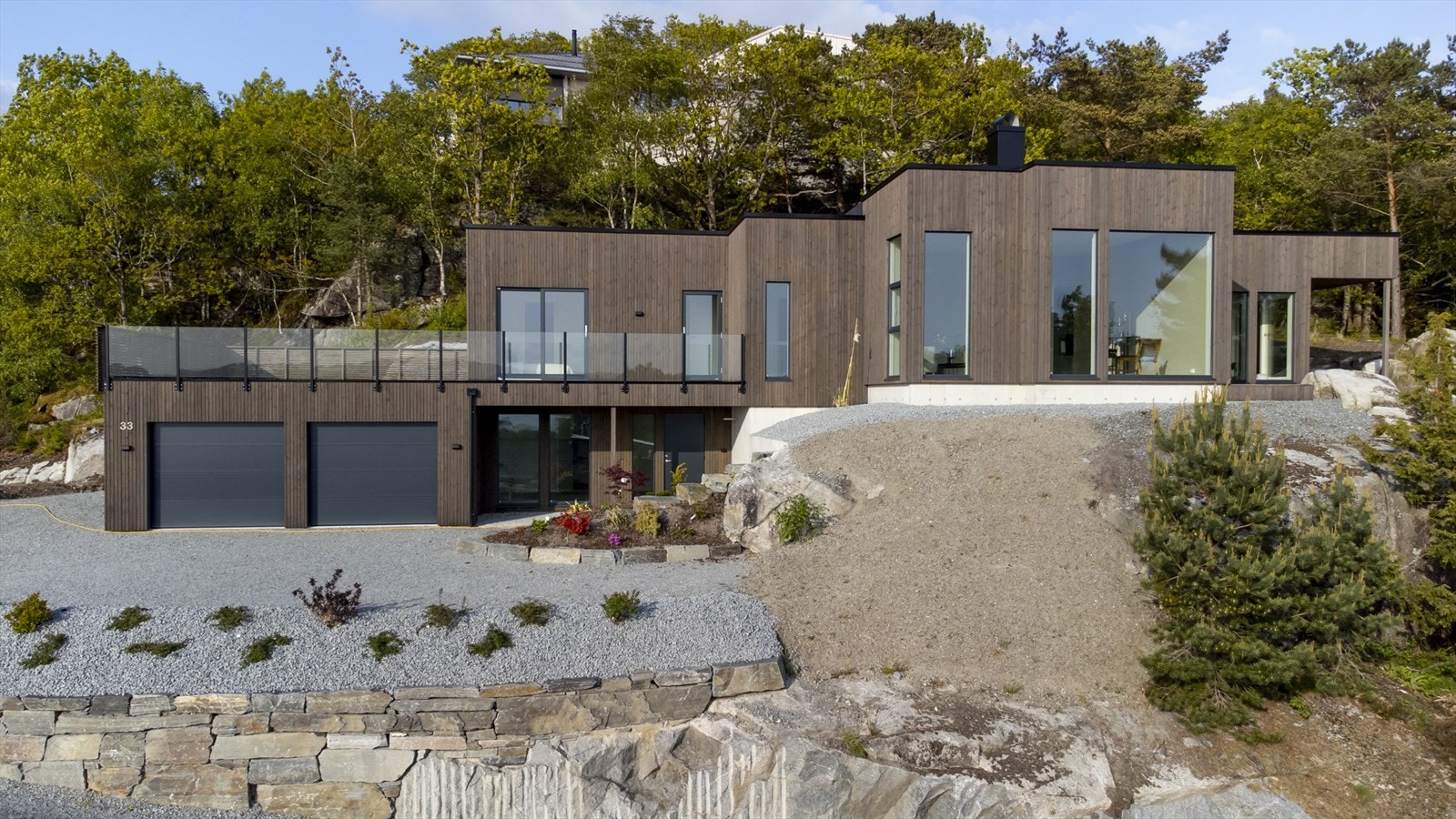 Landlig nyoppført villa/hytte med utsikt utover hele Ryfylke. Stort gårdsrom med dobbel garasje m direkte adgang til bolig. Stor hall-entré med gjestetoalett før en går opp i en etasje på 149 kvm. Galleribilde