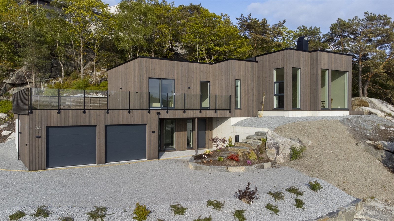 Fott og innholdsrik villa oppført i moteriktige farger. Stilren arkitektur og smarte løsninger. Tomten har en unik beliggenhet, og er fint plassert i terrenget. Her får du en flott frihetsfølelse. Galleribilde