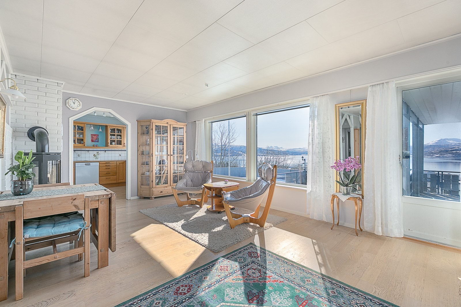 Fra stuen er det utgang til overbygd veranda. Galleribilde
