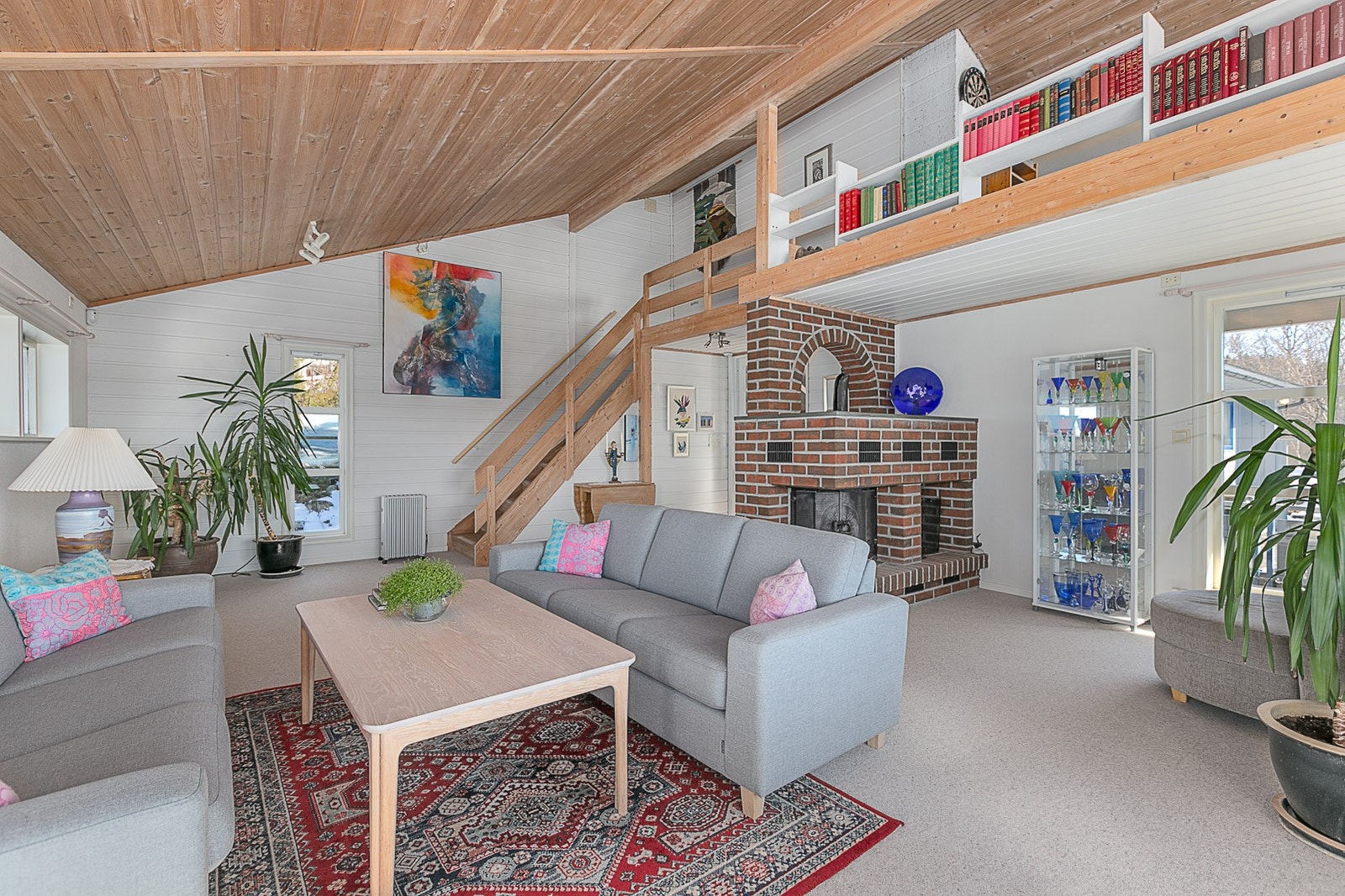 Fra stuen er det trapp opp til hems. Galleribilde