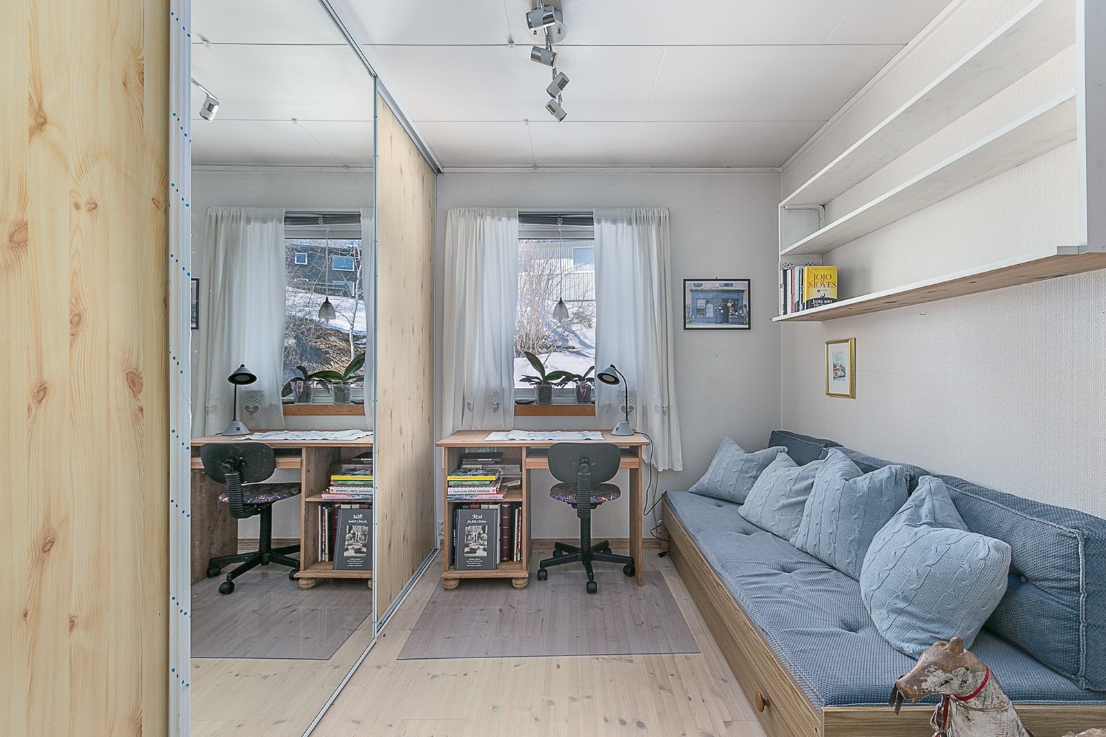 Soverom med skyvedørsgarderobe. Galleribilde