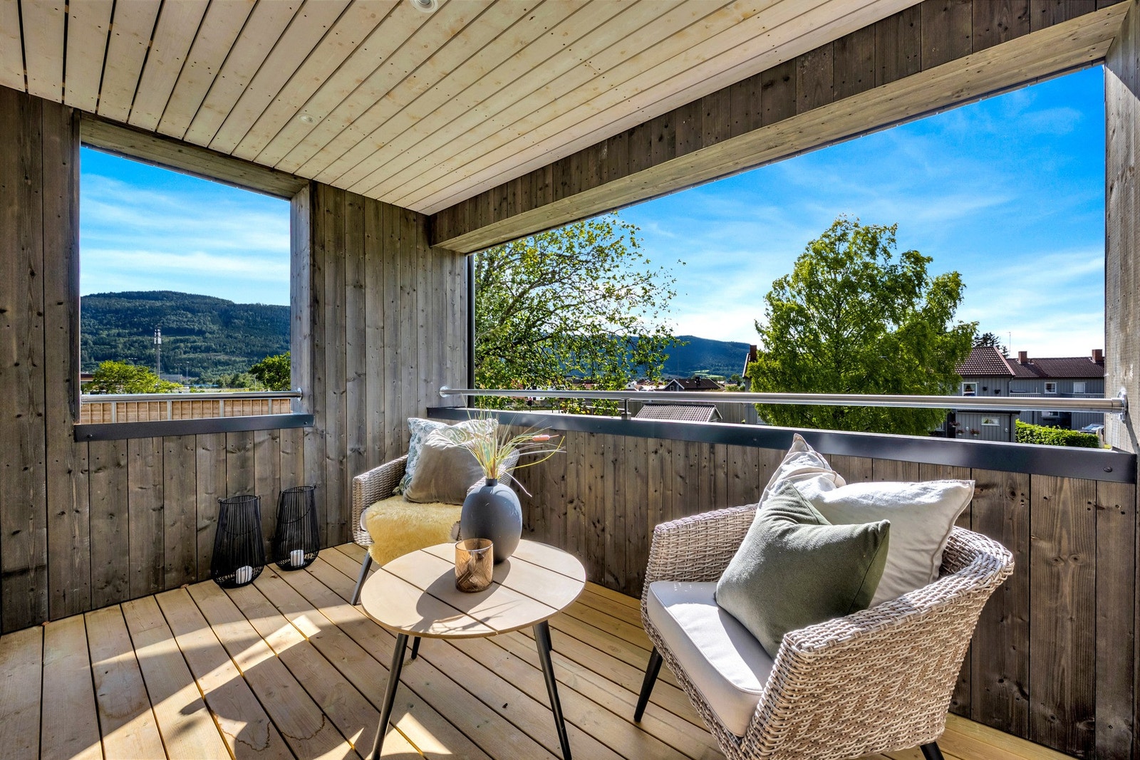 God plass til utemøblement på verandaen. Galleribilde