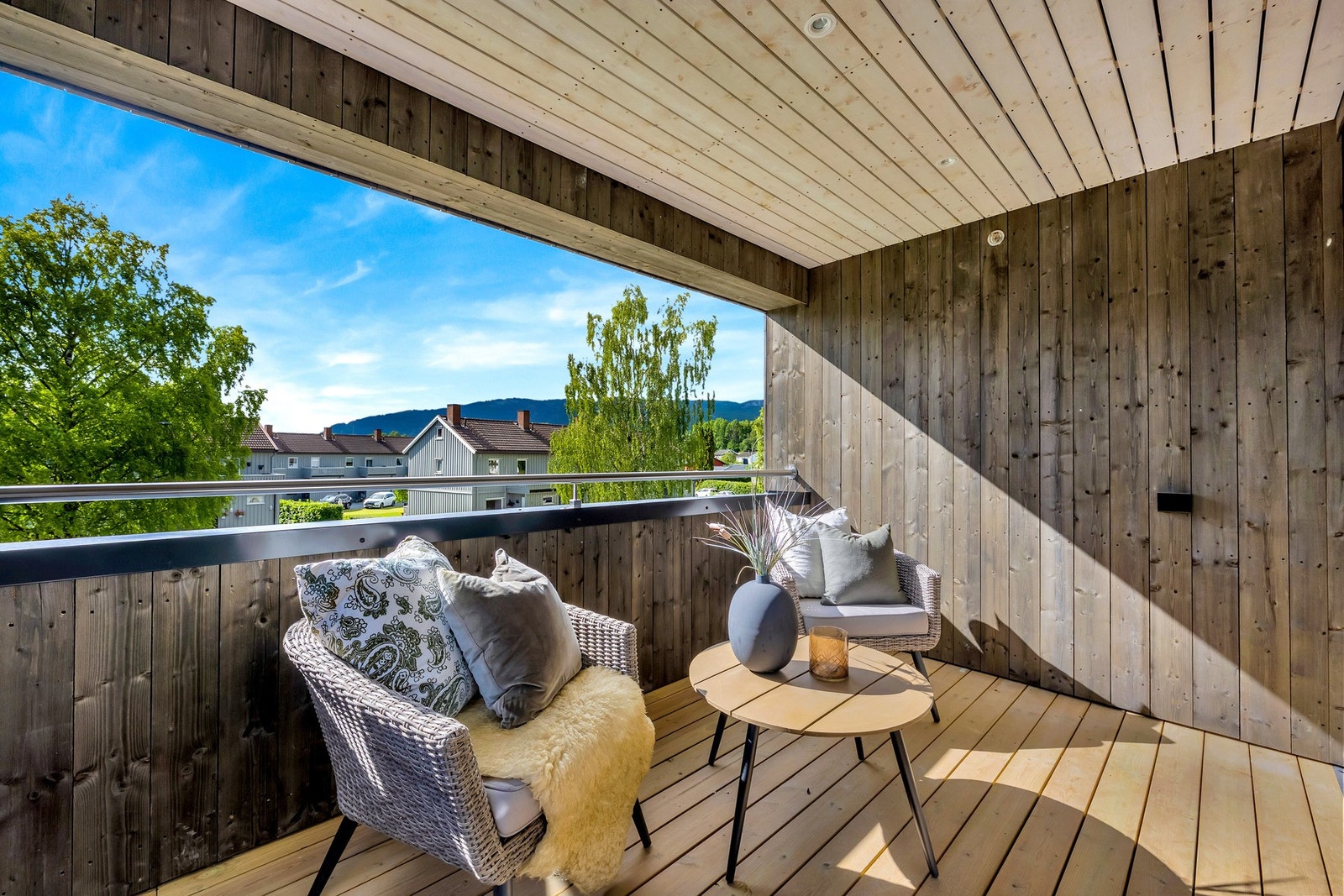 Overbygget veranda med spotter i tak. Galleribilde