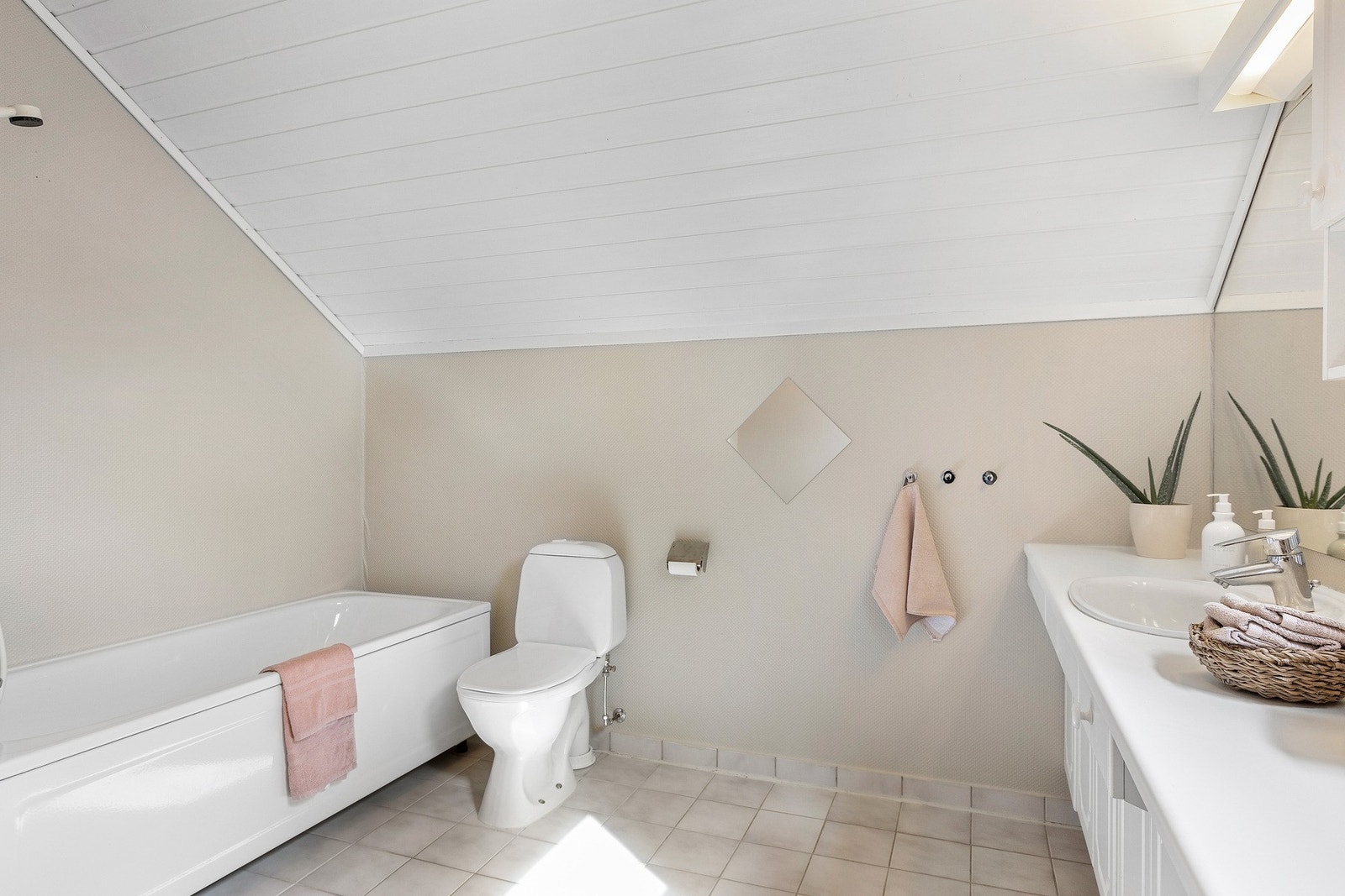 Badet er utstyrt med et herlig badekar og veggene er oppmalt i en lun og tidsriktig farge. Galleribilde