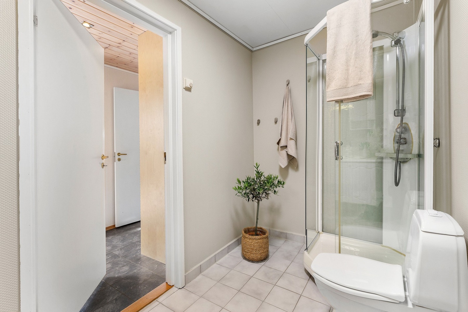 Badet i hovedetasjen er på 5 kvm. TG0 på fuktmåling. Galleribilde