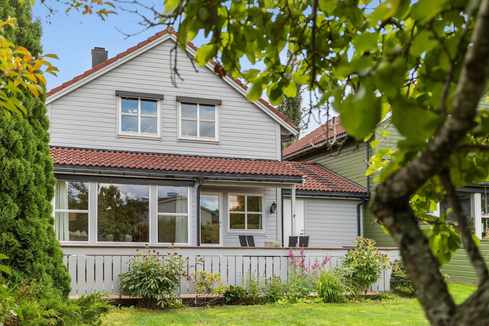En innholdsrik enebolig i kjede på hele 227 kvm BRA over 3 plan. Galleribilde