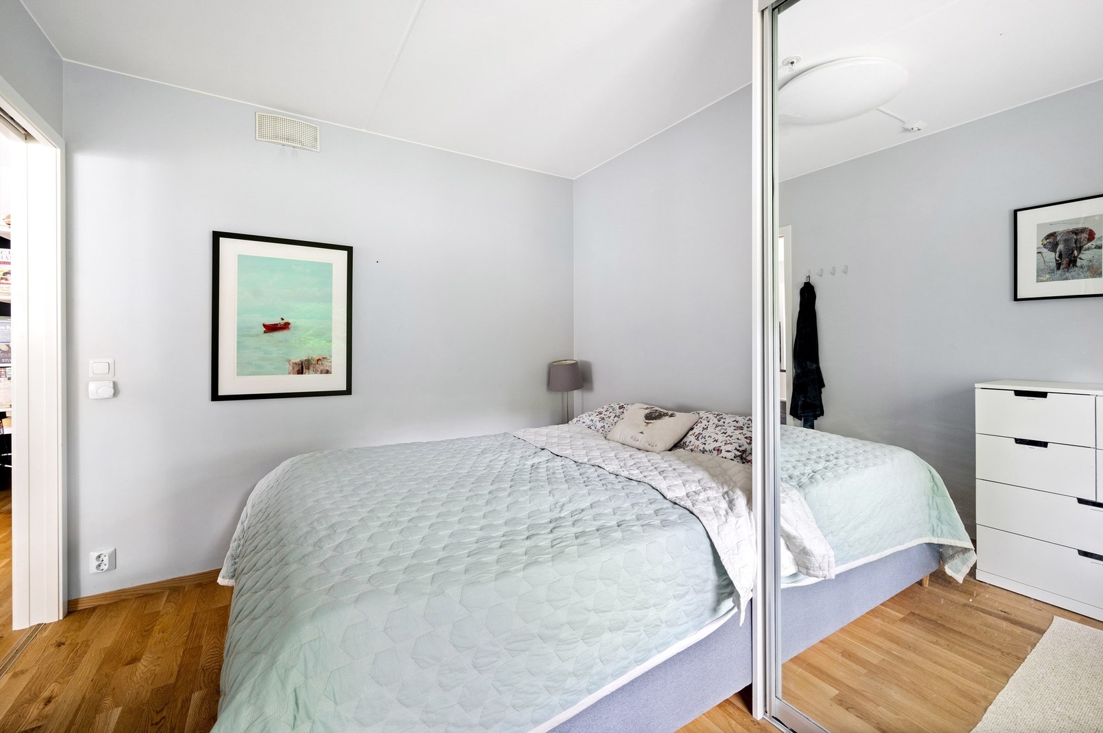 Soverommet er av god størrelse med plass til dobbeltseng og tilhørende nattbord. Det er god oppbevaringsplass i skyvedørsgarderobe med speilfronter. Galleribilde