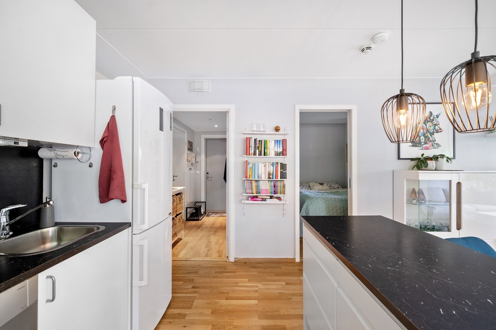 Kjøkkenet er fra 2020 og har lyse, slette fronter og en flott moderne benkeplate. Galleribilde