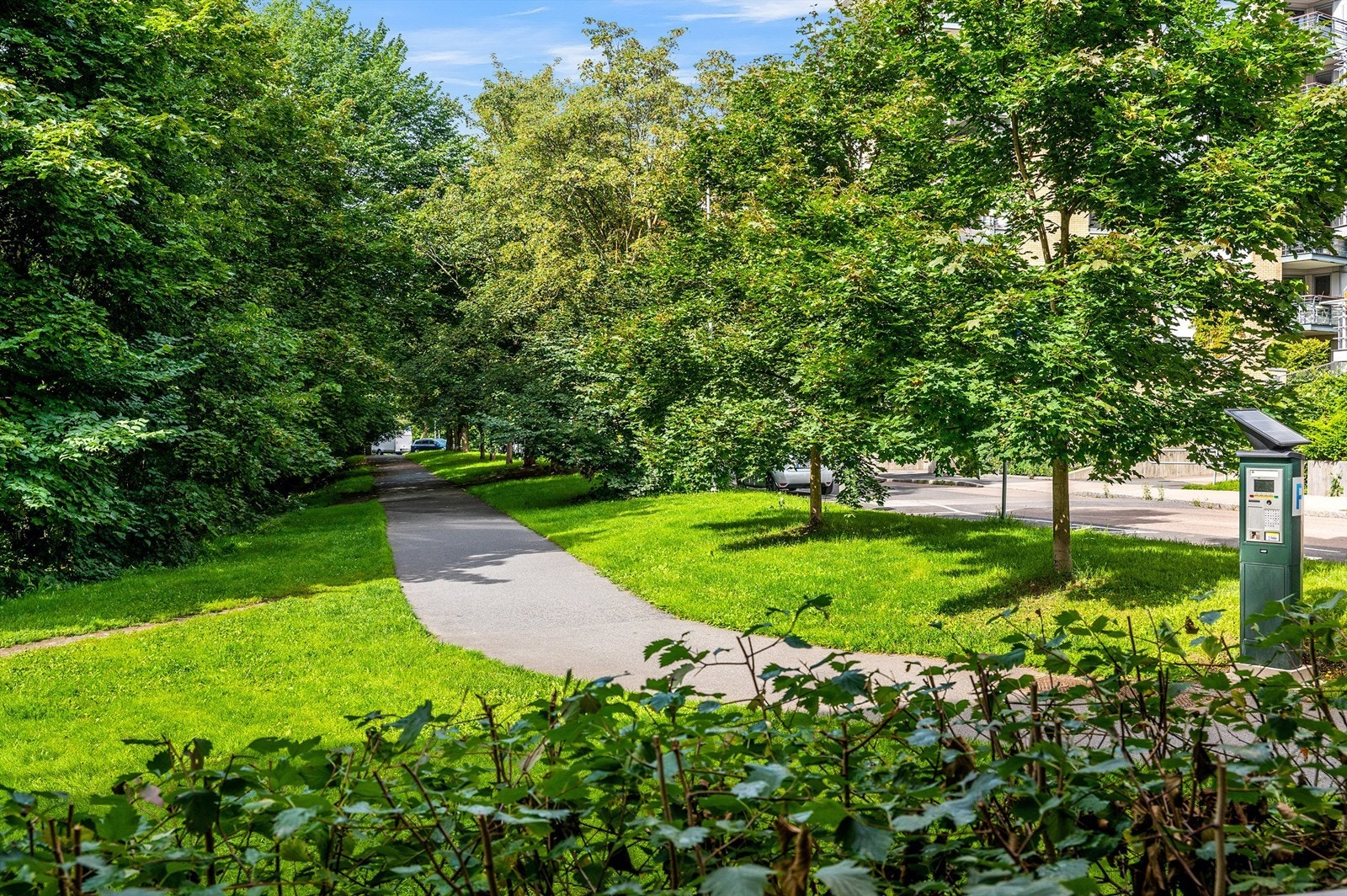 Leiligheten har en meget attraktivt beliggenhet sentralt til i Nydalen. Boligen befinner seg i en stille gate, som oppleves svært skjermet fra trafikk og støy. Galleribilde