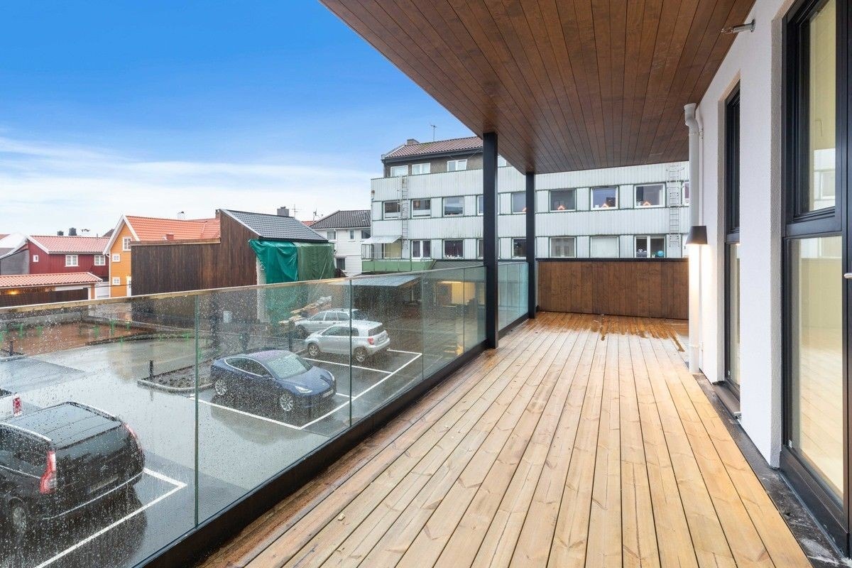Fra møterom/kjøkken er det utgang til stor, privat terrasse som kan brukes til en hyggelig arena for de ansatte Galleribilde