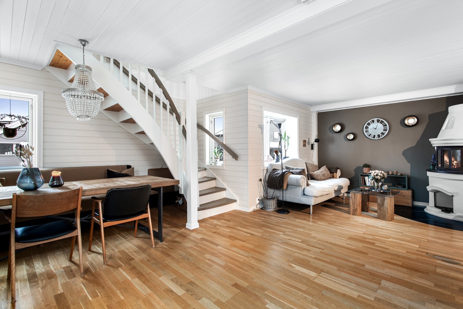 Stue har meget god plass til sitte- og spisegruppe. Galleribilde