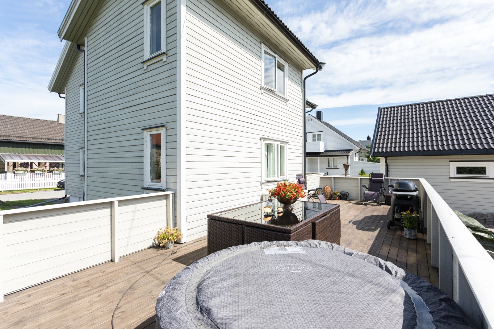 Stor terrasse i bakkant av boligen med god plass til møblering, og flotte solforhold. Galleribilde