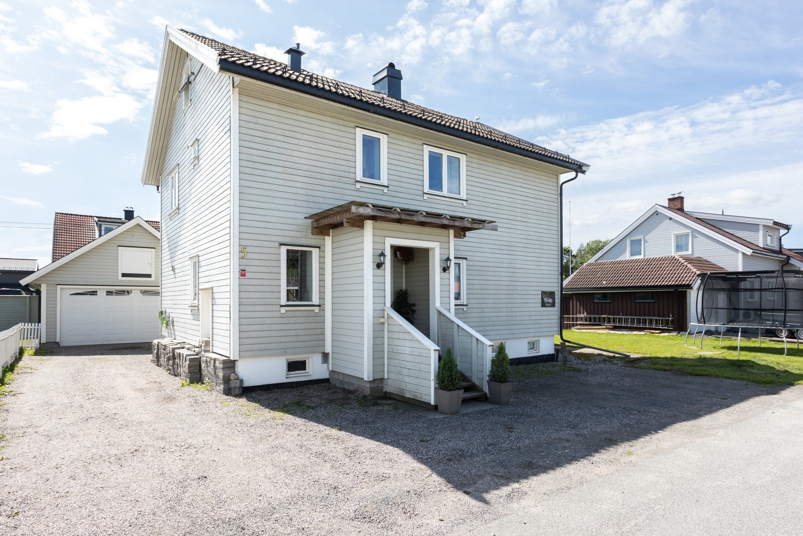 Med eiendommen følger gode parkeringsmuligheter og garasje. Galleribilde