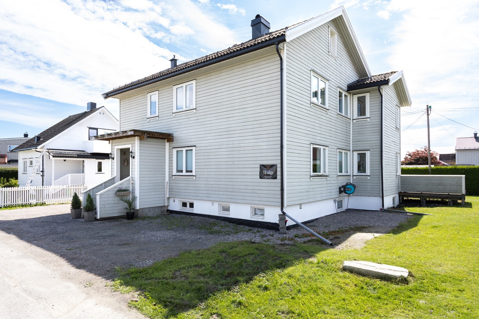 En meget romslig enebolig med over tre plan + kjeller. Galleribilde