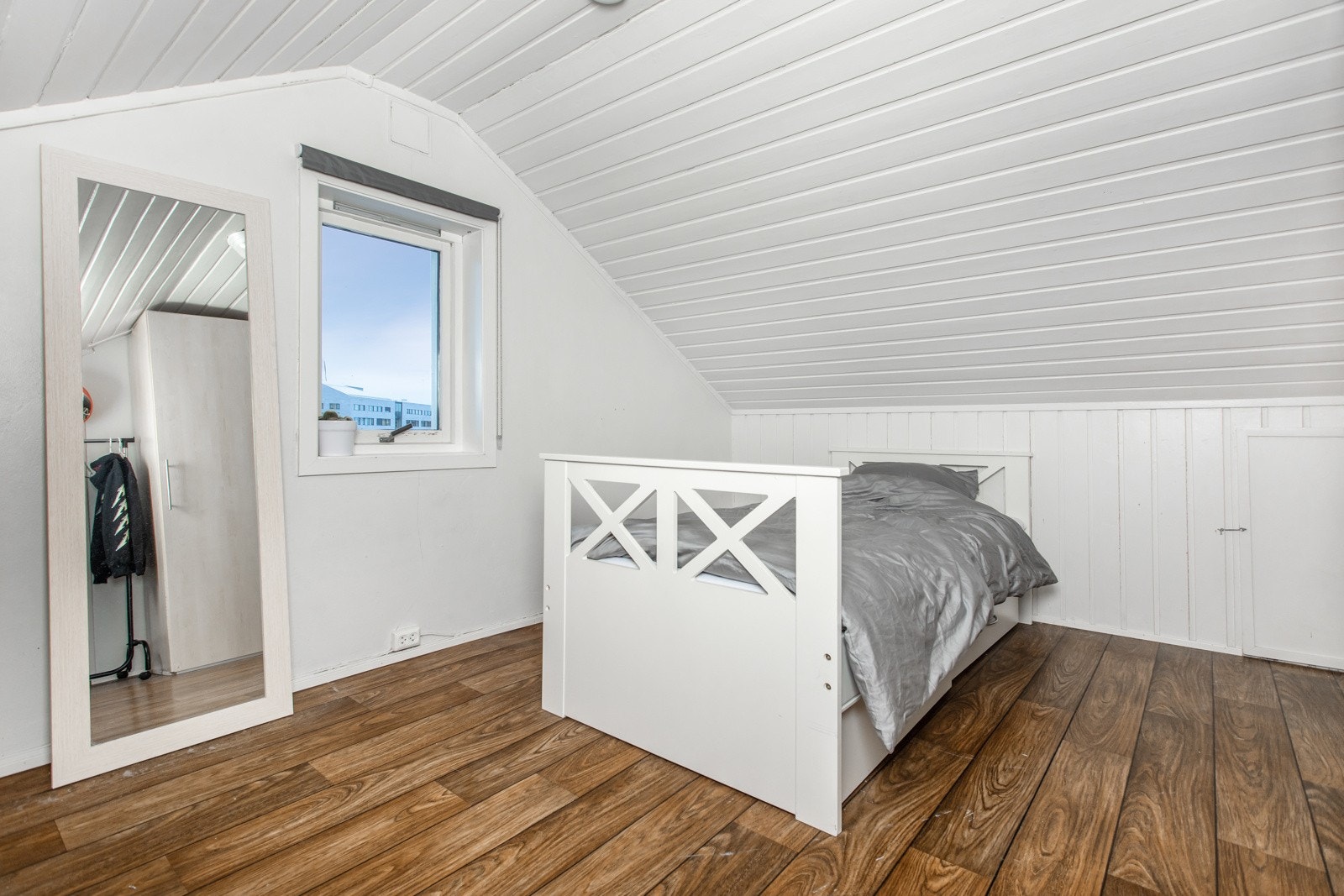 Loftet, slik boligen er innredet i dag. Loft har innredet rom som ikke er godkjent. Galleribilde