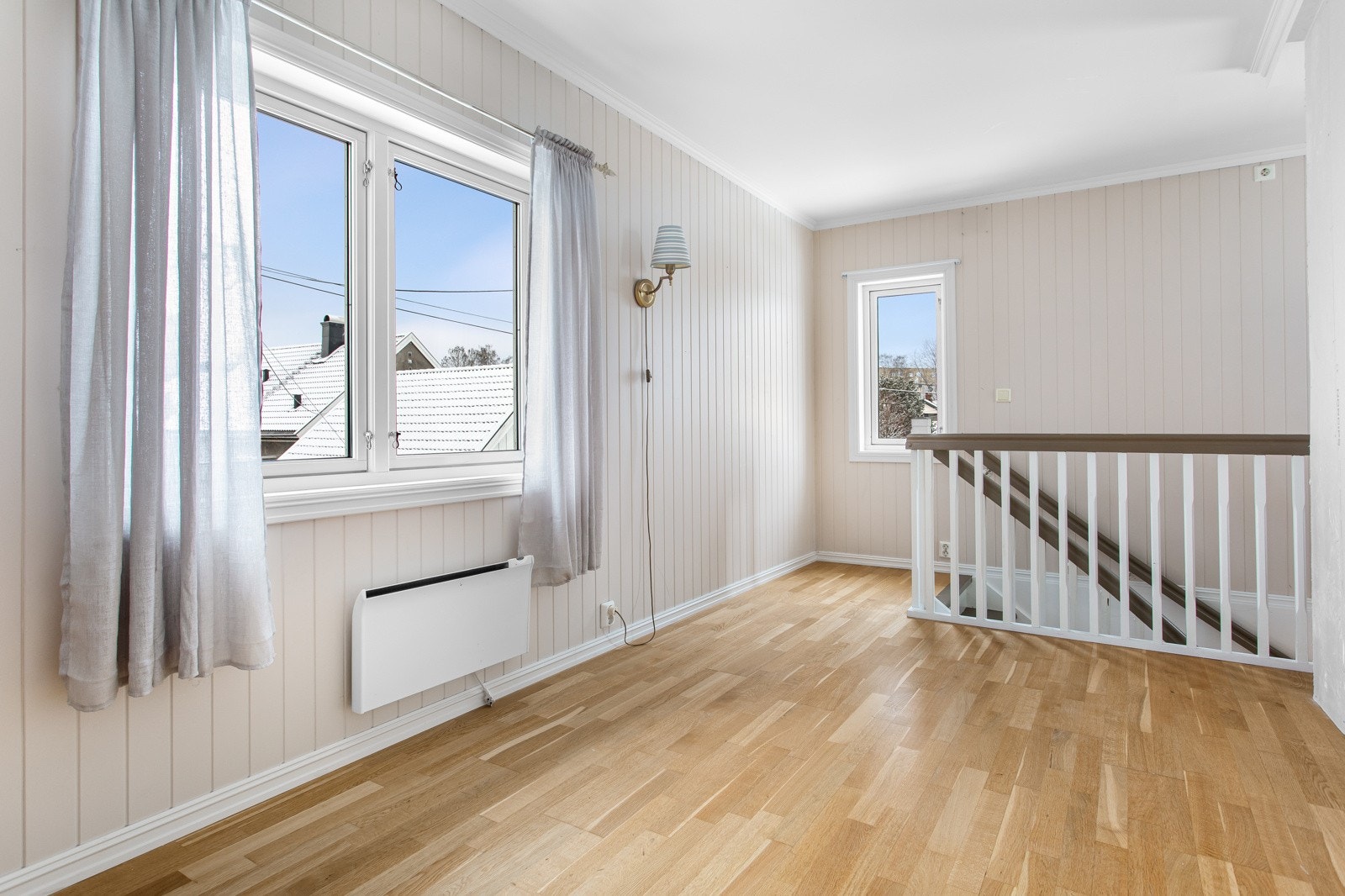 Det er adkomst til 2.etg både fra egen inngang og via trapp inne i 1.etg. Galleribilde
