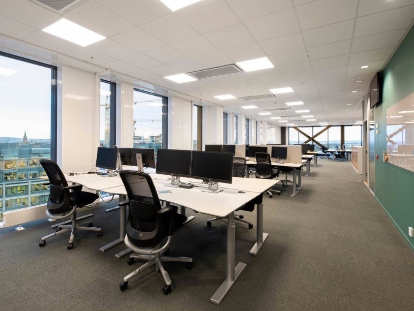 Både åpen løsning og lukkede kontorer Galleribilde