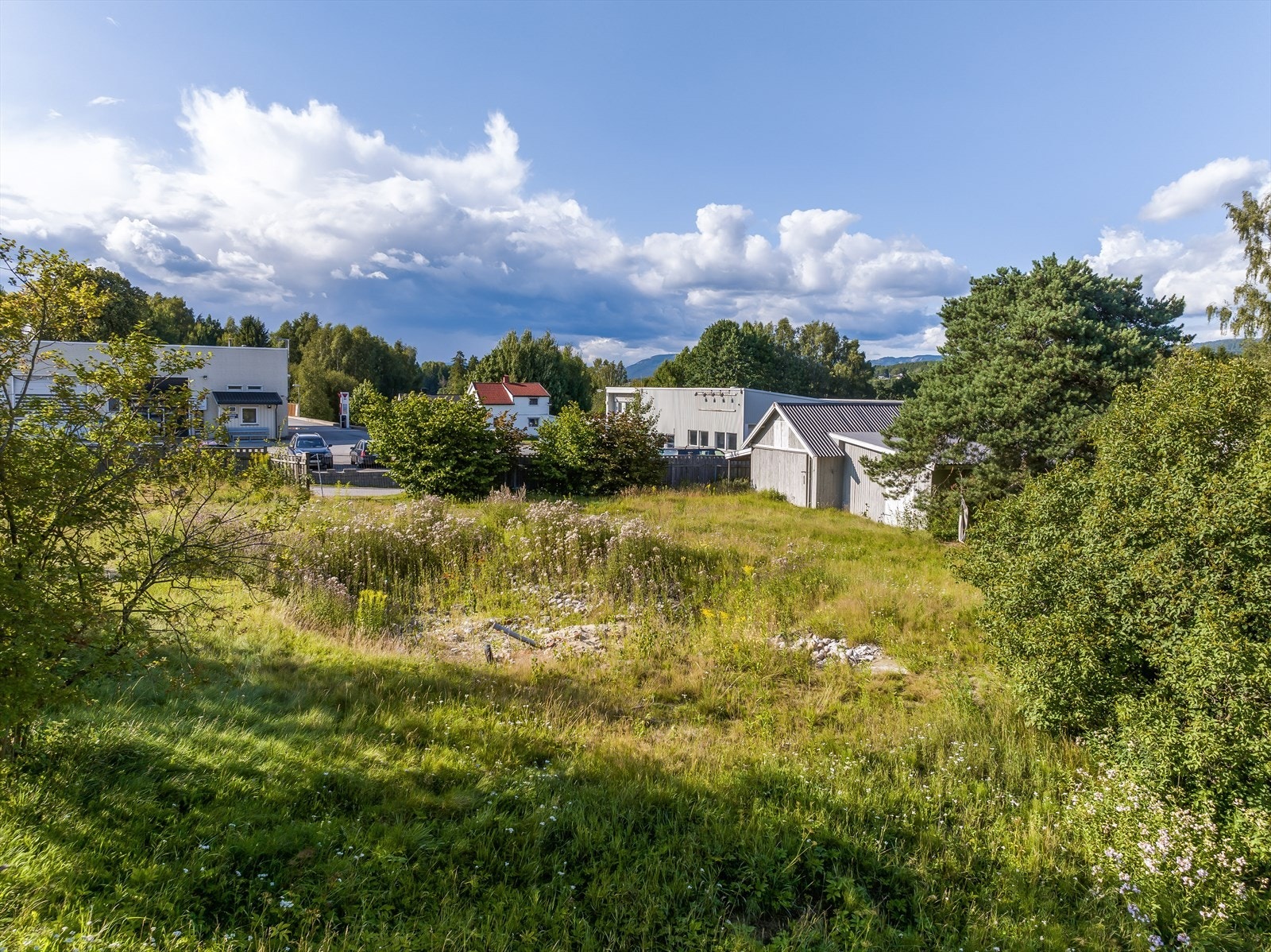 Eiendommen selges som den står per i dag, med den vegetasjon og bygninger som er på eiendommen. Galleribilde