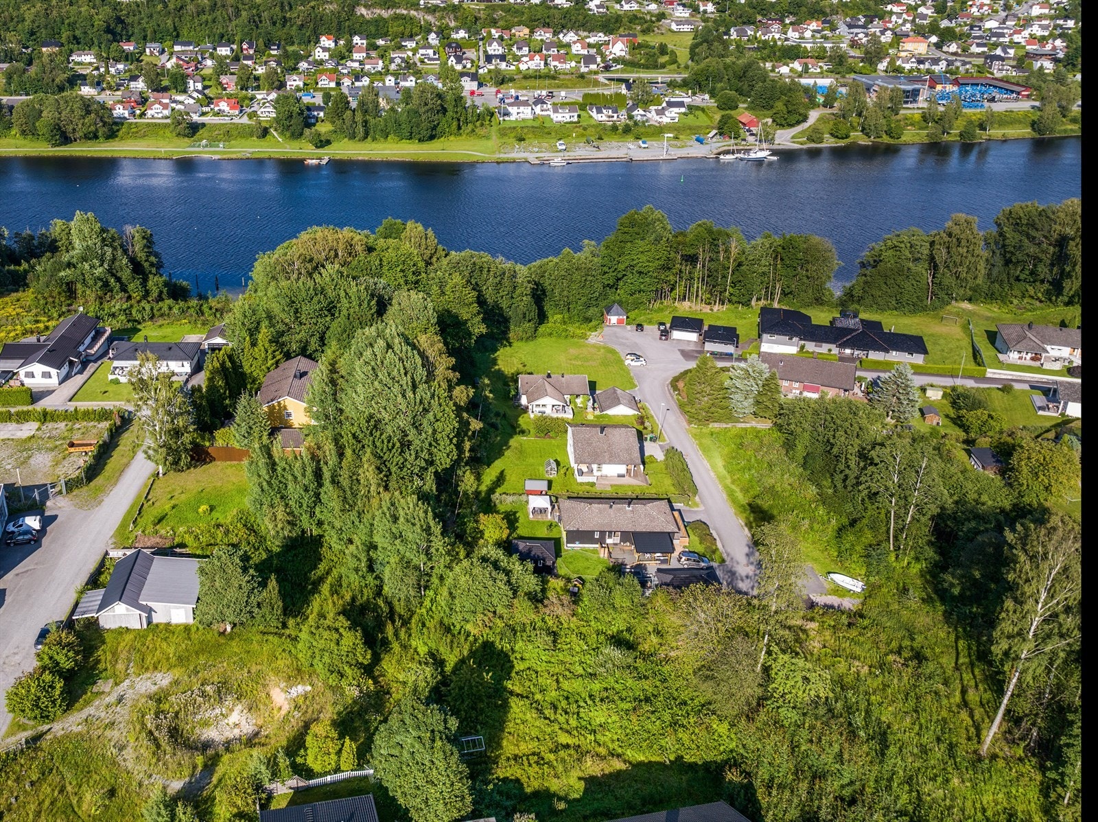 I følge Skien kommune er eiendommen tilknyttet offentlig vann og avløp. Galleribilde