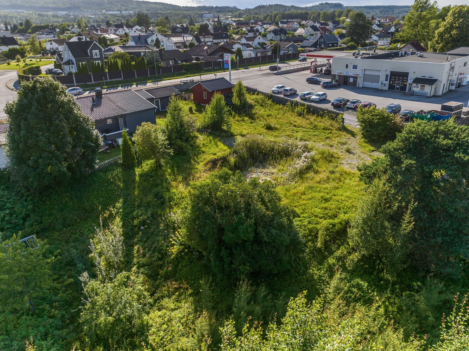 Her har du nærhet til dagligvareforretning, barnehage og skole, samt gangavstand til handelsområdet på Kjørbekk med diverse forretninger. Galleribilde