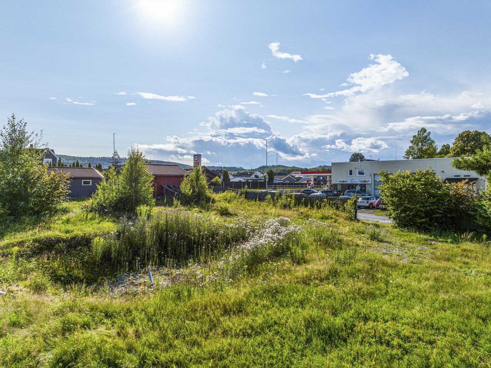 Eiendommen har fin og solrik beliggenhet i veletablert boligområde på Kjørbekk, sentralt mellom Grenlandsbyene Skien og Porsgrunn. Galleribilde