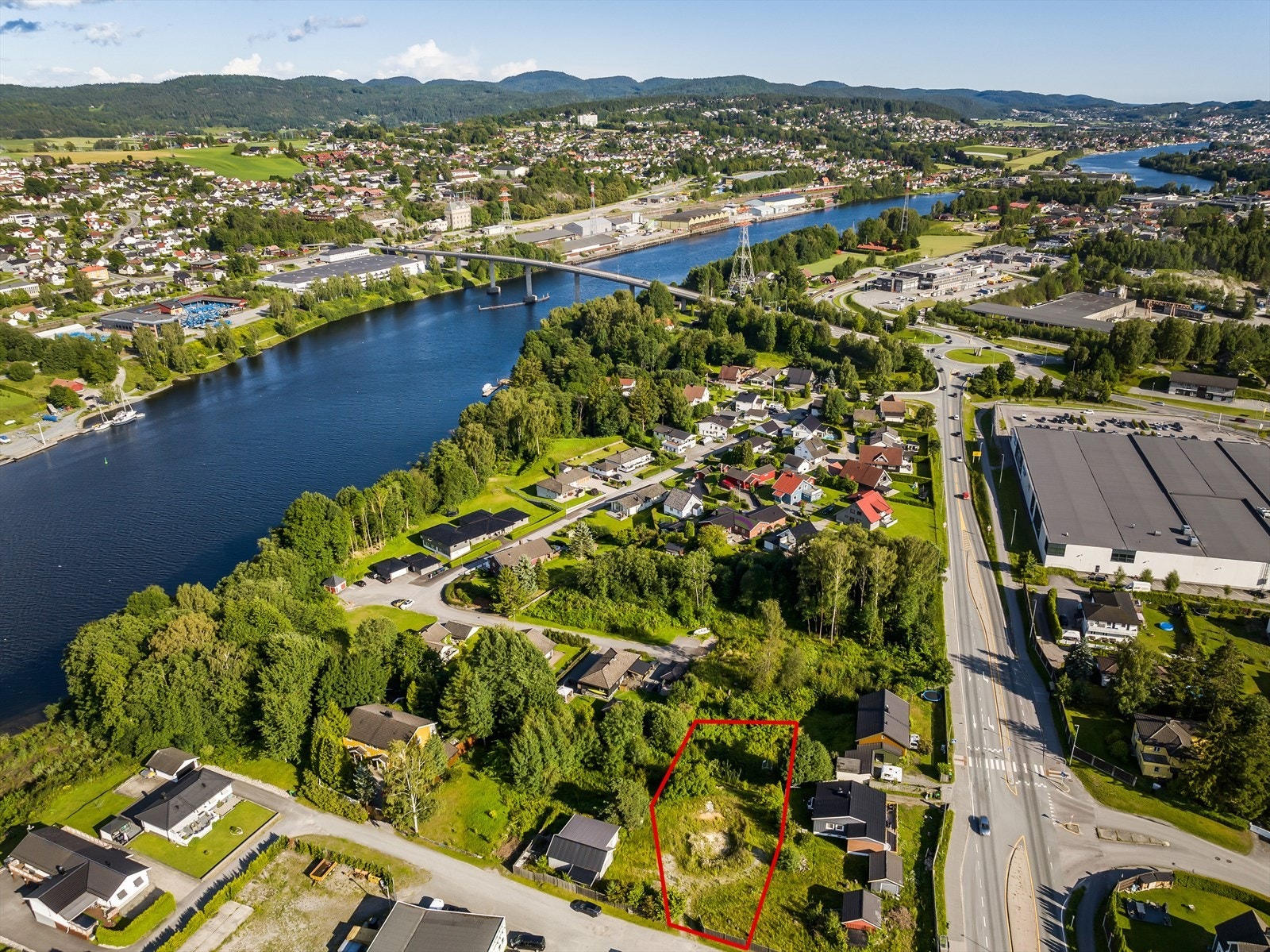 Kjøperen er selv ansvarlig for å byggemelde samt å framskaffe bygningsmyndighetenes godkjennelse for den bebyggelse som er tenkt oppført på eiendommen før eventuelle byggearbeider igangsettes. Galleribilde