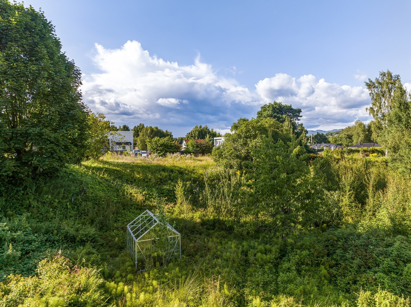 I enden av eiendommen mot sør står det i dag et drivhus. I tilsendte dokumenter fra Skien kommune er det ingen registrerte bygninger på eiendommen. Galleribilde
