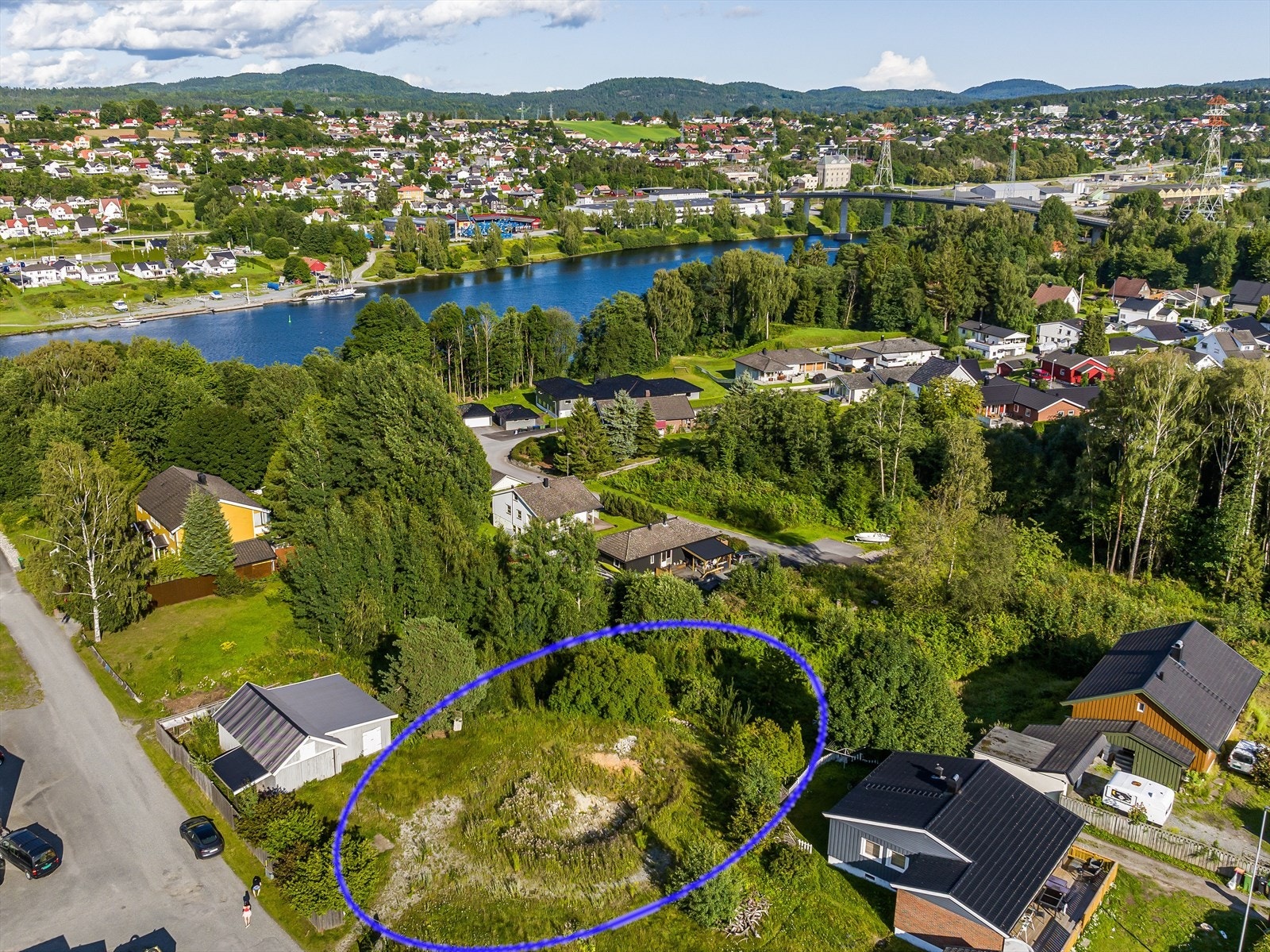 Eiendomsmegler Espen Thoresen presenterer eiendomstomten ved Granegården Galleribilde