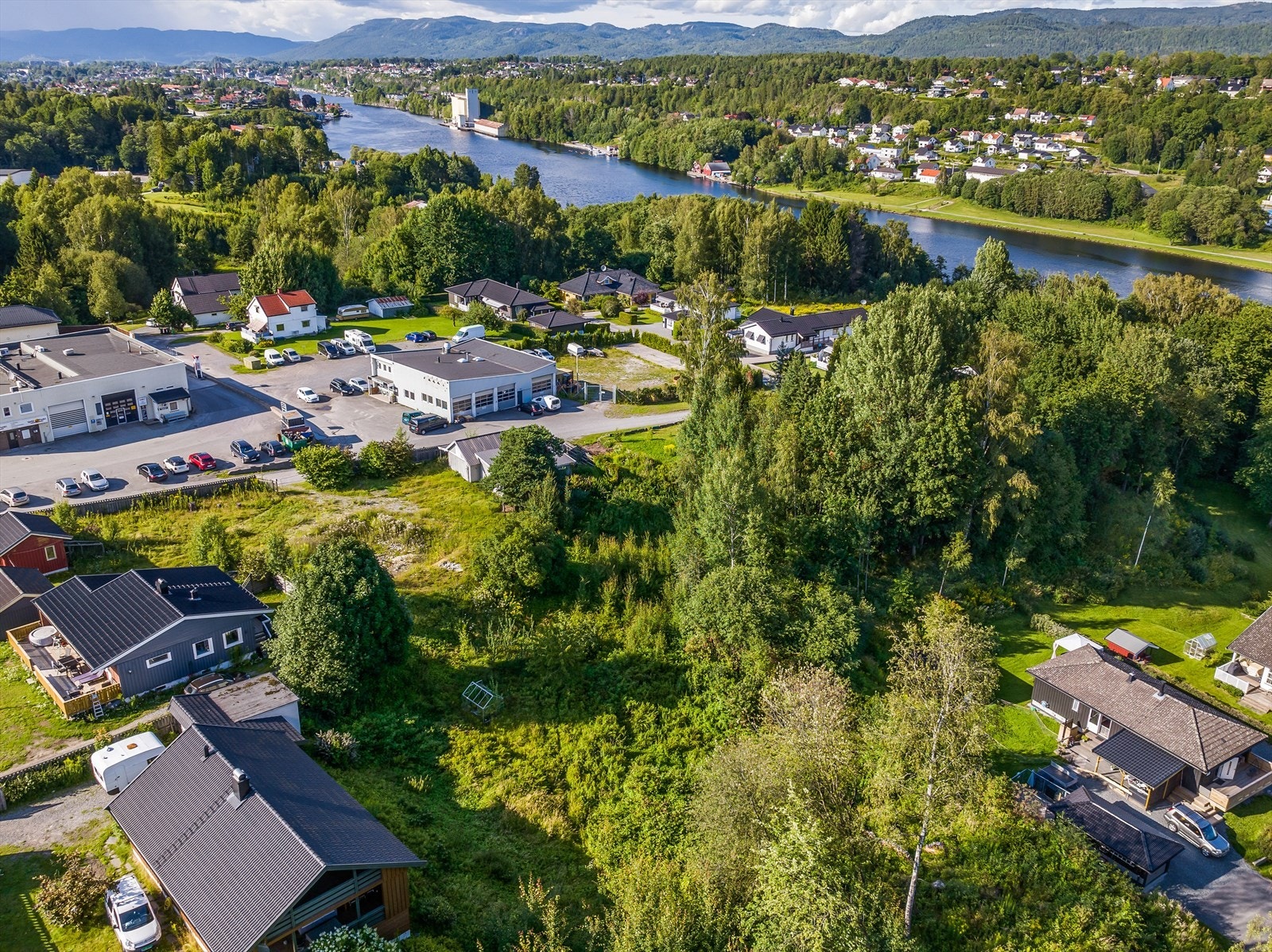Her har du nærhet til dagligvareforretning, barnehage og skole, samt gangavstand til handelsområdet på Kjørbekk med diverse forretninger. Galleribilde