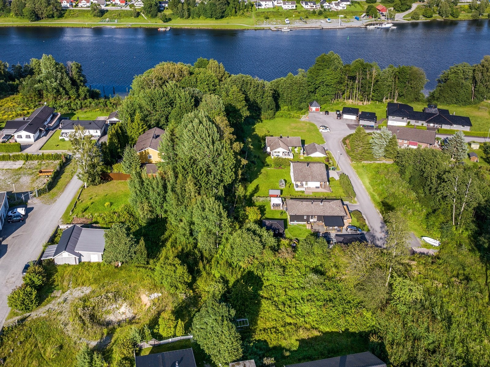 Eiendommen har fin og solrik beliggenhet i veletablert boligområde på Kjørbekk, sentralt mellom Grenlandsbyene Skien og Porsgrunn. Galleribilde