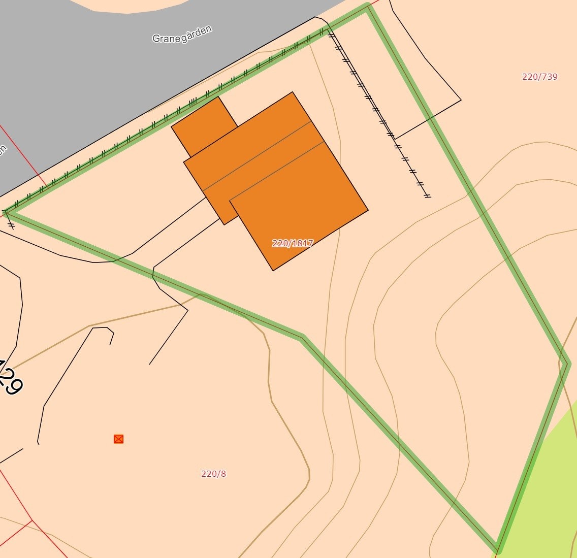 Eiendommen er på 760,6 kvm og består hovedsakelig av naturtomt med trær og busker. Galleribilde