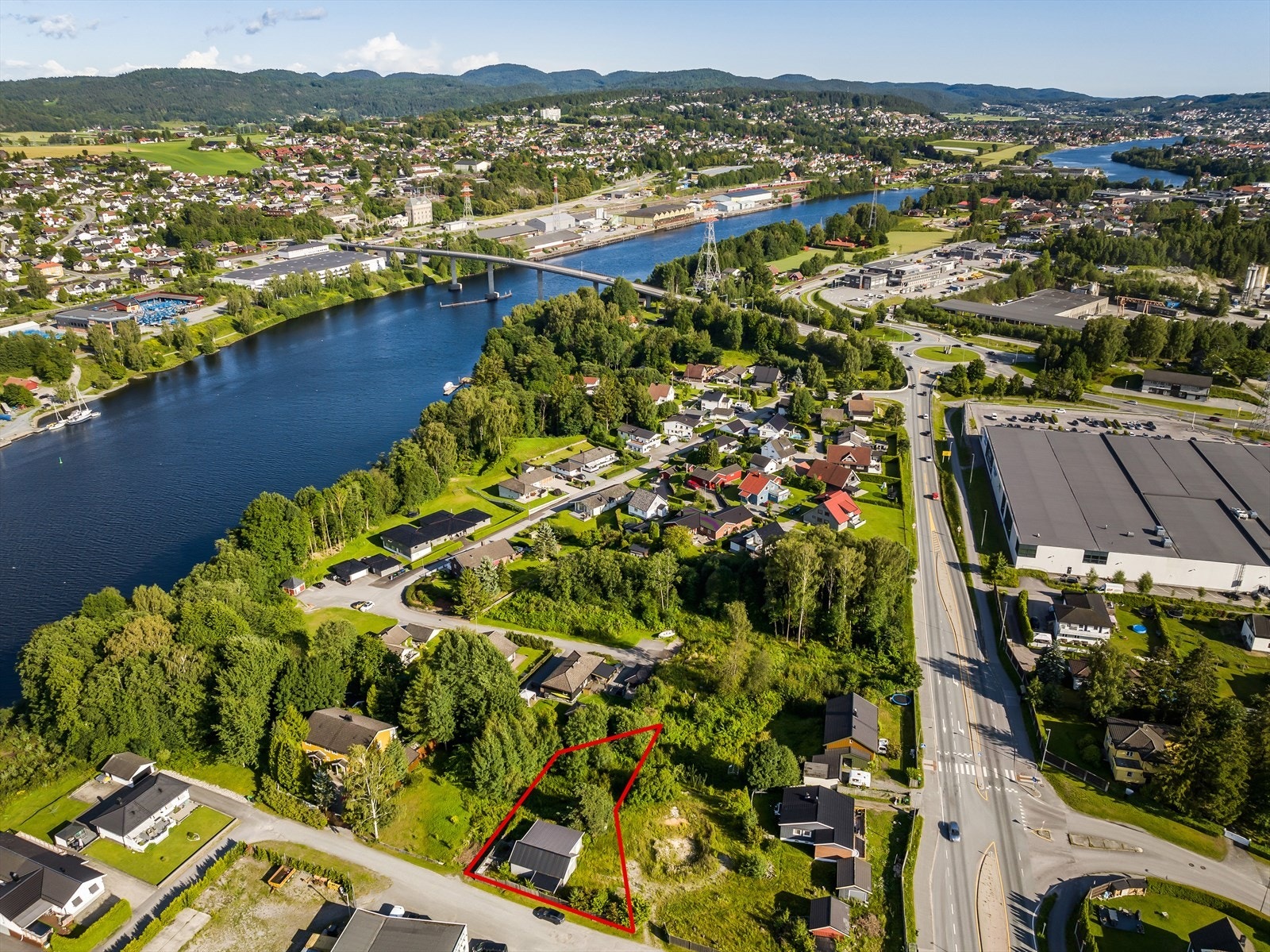 Det er gjerde langs med tomtegrense mot nordøst mot Granegården, hvor gjerdet er videreført noe innenfor tomtegrense mot nordøst. Galleribilde