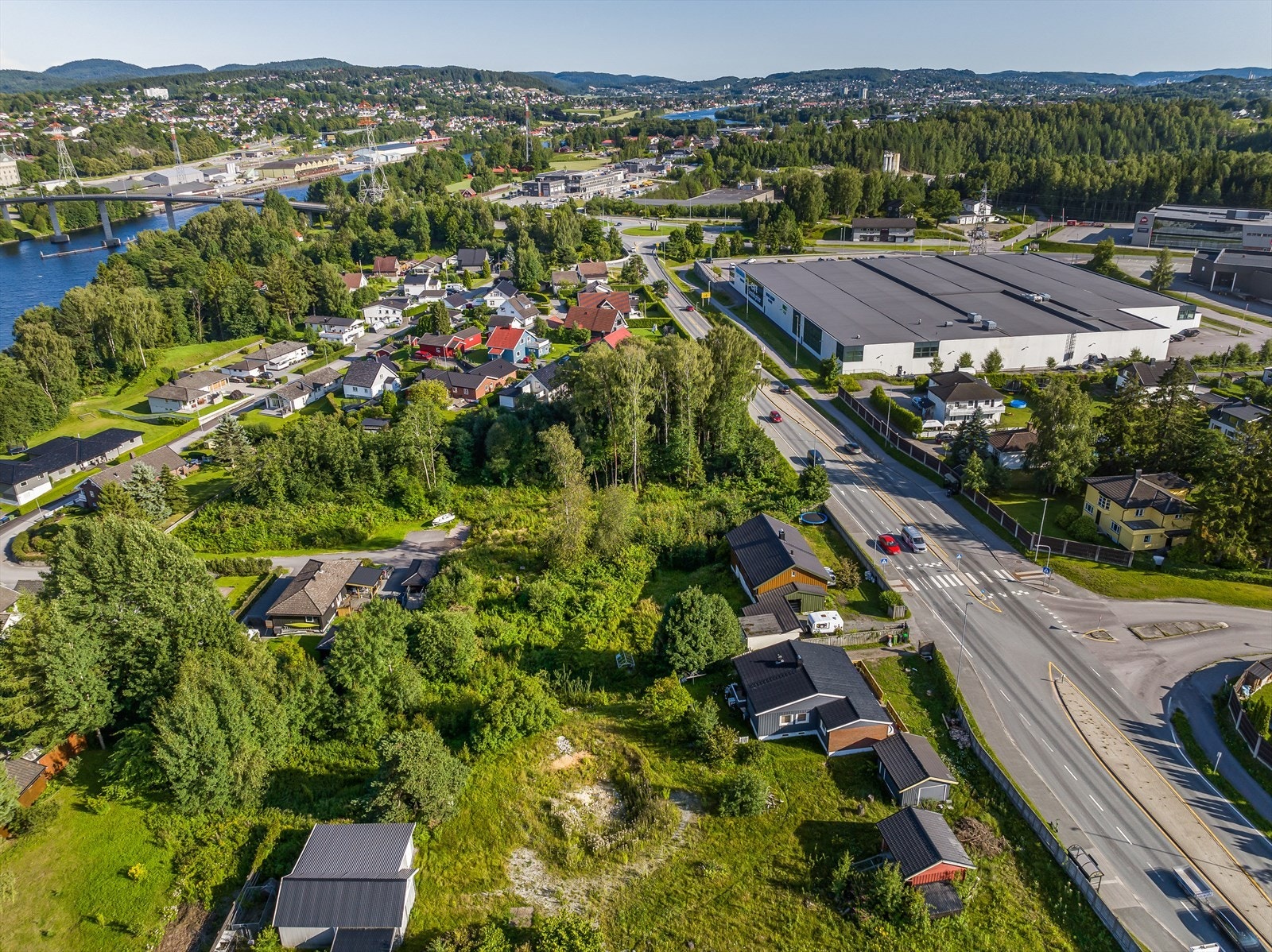 Kjøperen er selv ansvarlig for å byggemelde samt å framskaffe bygningsmyndighetenes godkjennelse for den bebyggelse som er tenkt oppført på eiendommen før eventuelle byggearbeider igangsettes. Galleribilde