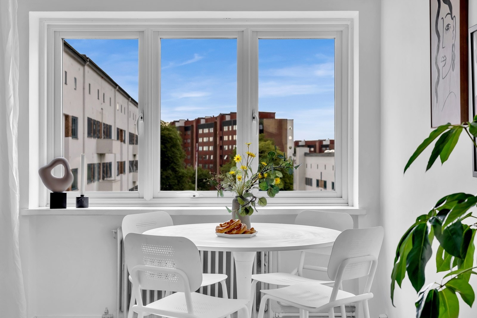 God plass til spisebord hvor man kan invitere på en hyggelig middag. Galleribilde