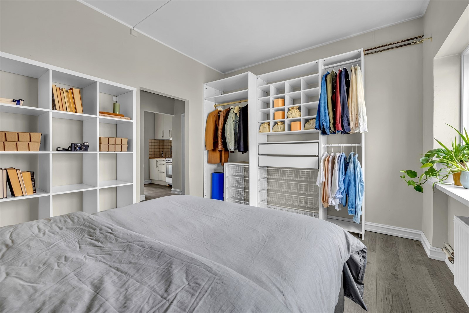 Rommet er utstyrt med åpen garderobeløsning som gir godt med oppbevaringsplass Galleribilde