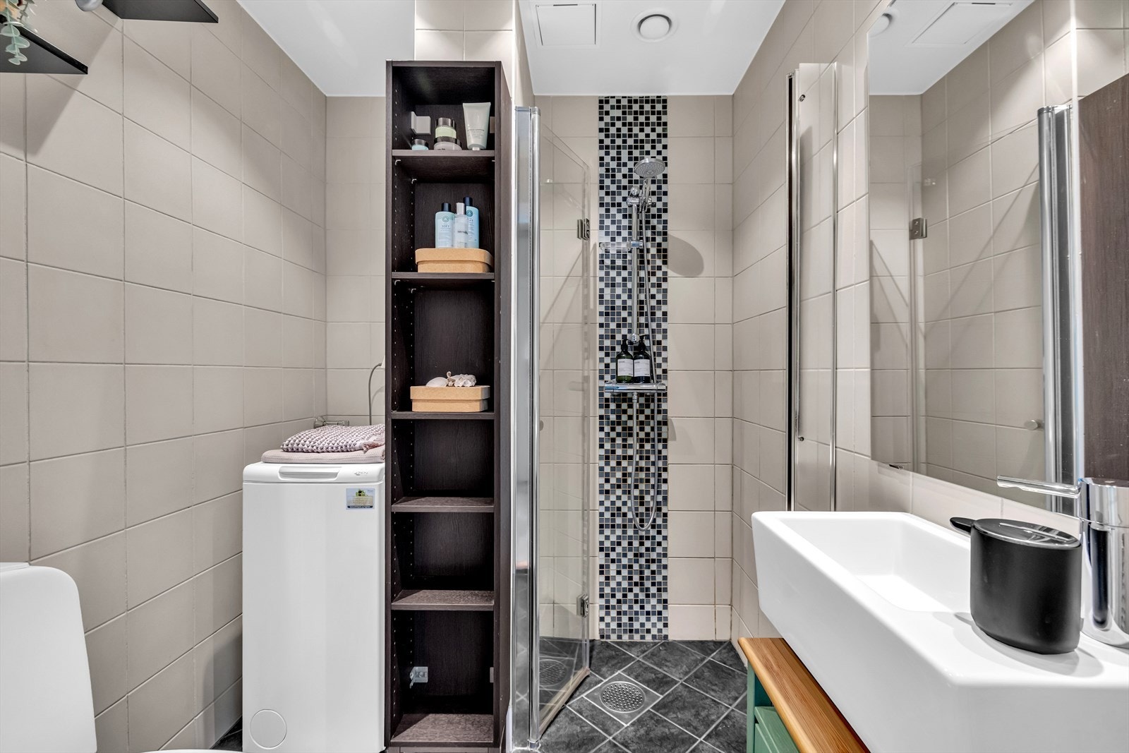 Pent flislagt bad med gulvvarme Galleribilde