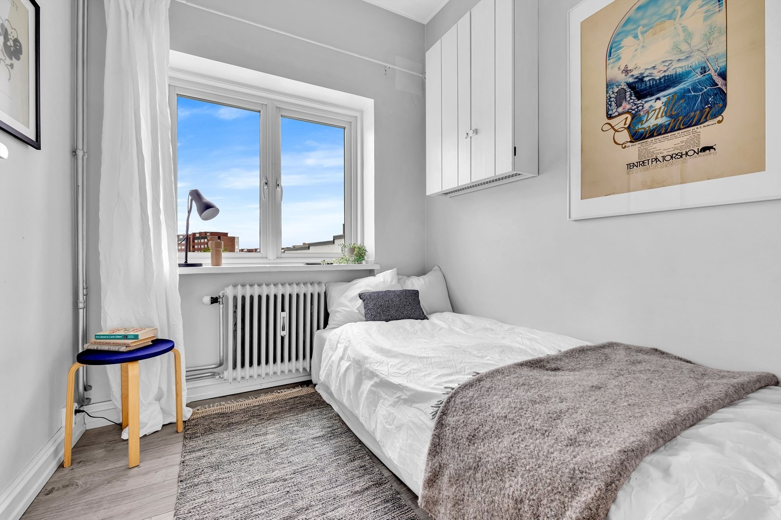 Det andre soverommet har god plass til enkeltseng og tilhørende møblement. Rommet er praktisk som gjesterom, barnerom eller kontor - alt etter behov! Galleribilde