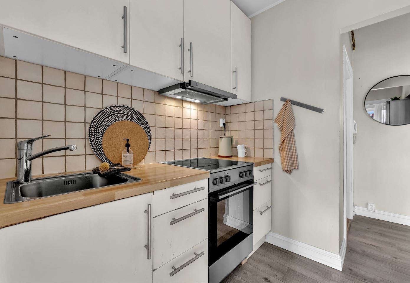 Kjøkkenet er videre utstyrt med frittstående kjøleskap, komfyr og mekanisk avtrekksvifte over stekesonen. Galleribilde