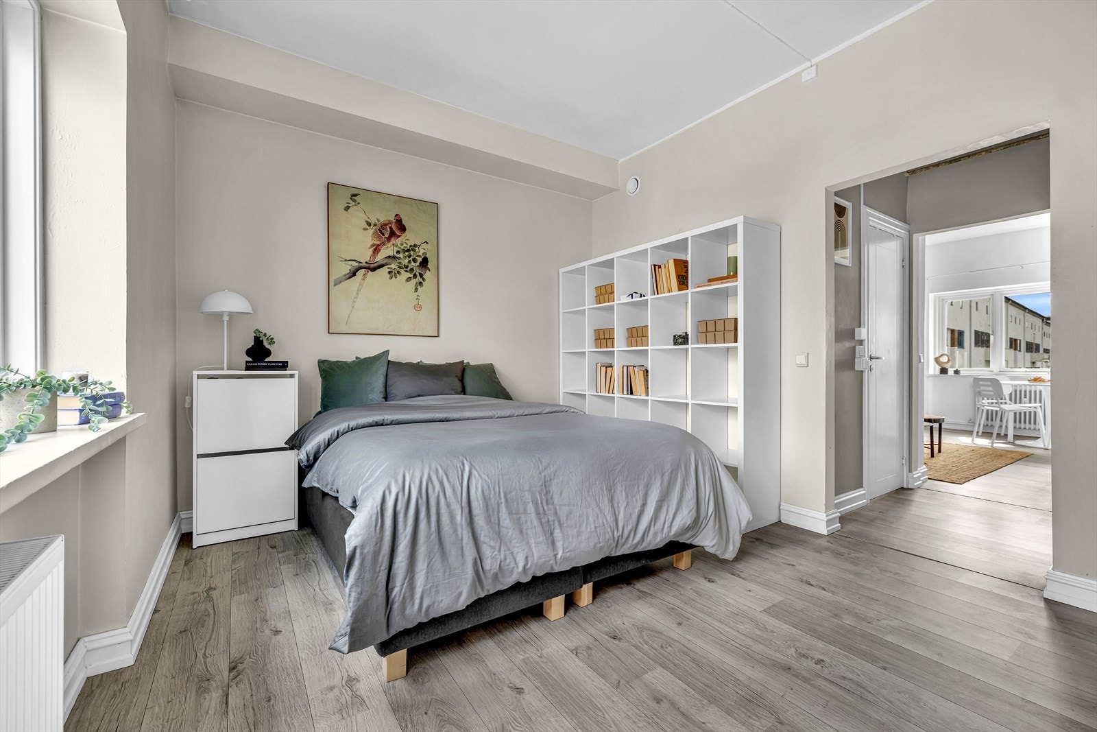 Soverommet er malt i en delikat farge og flott 1-stavs laminatgulv Galleribilde