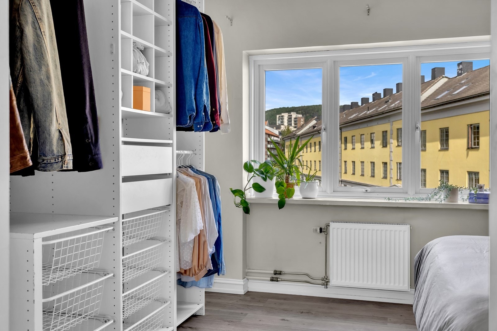 Rommet har store vindusflater som slipper godt inn med naturlig lys Galleribilde