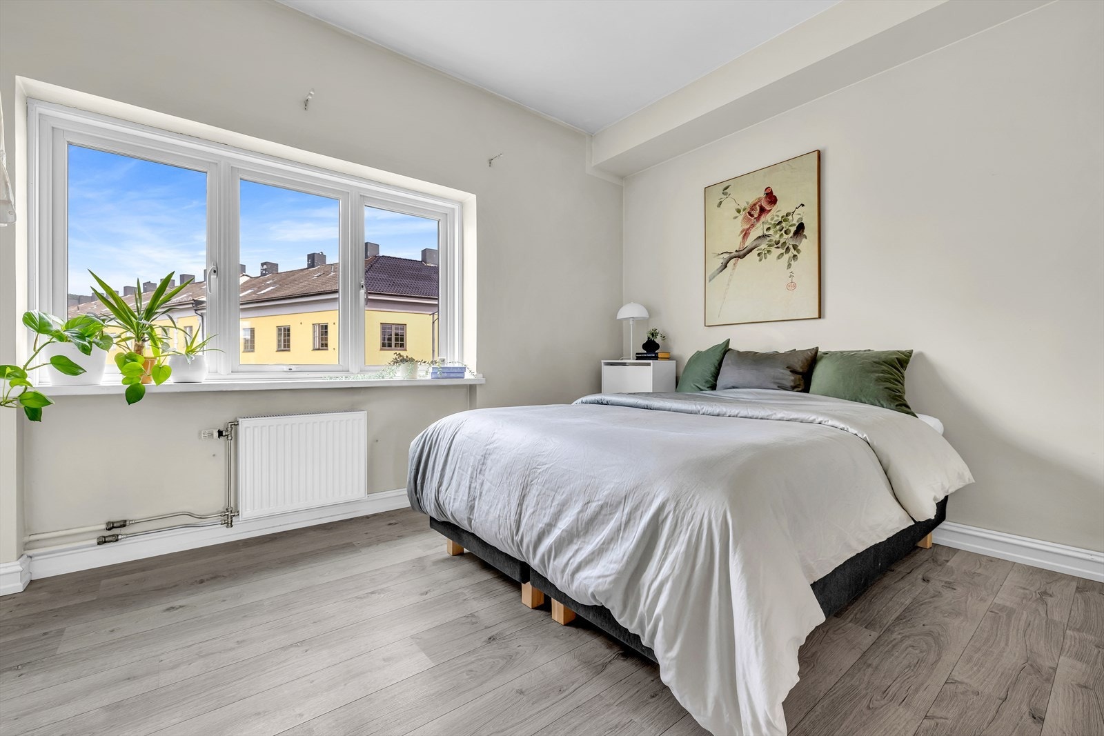 Romslig og delikat hovedsoverom med god plass til dobbeltseng, nattbord og garderobeskap Galleribilde