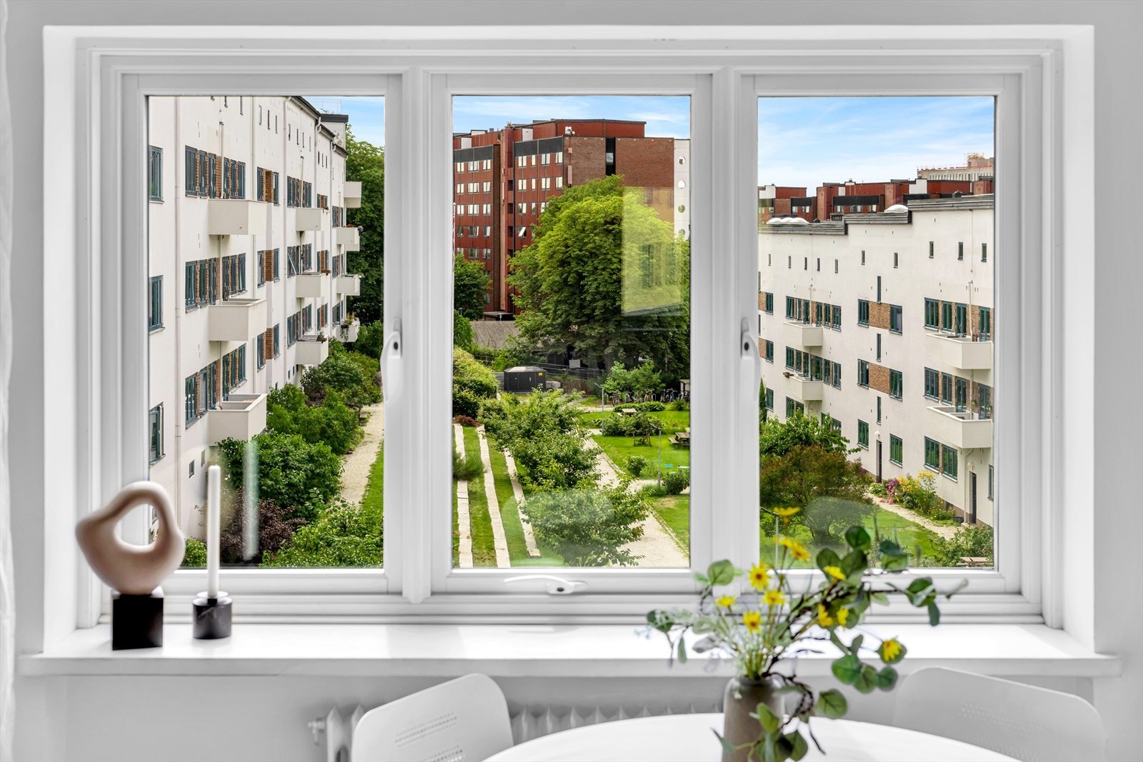 Leiligheten har en meget god intern beliggenhet i bygget, og slik at man får åpen og pen utsikt utover borettslagets flotte fellesområder, og har samtidig lite innsyn. Galleribilde