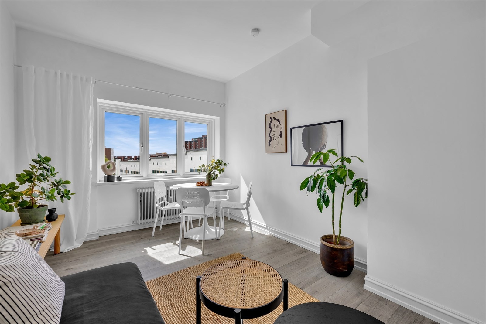 De store vindusflatene slipper godt inn med naturlig lys. Galleribilde