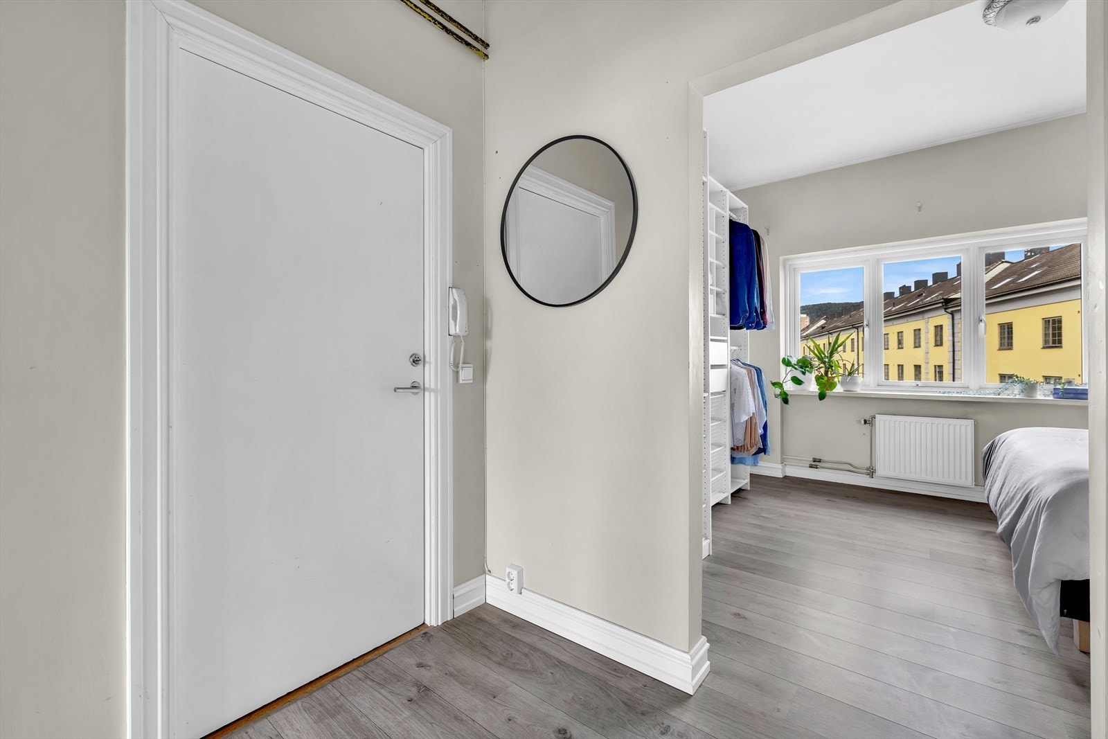 Lys og innbyende entré som gir et godt førsteinntrykk av boligen Galleribilde