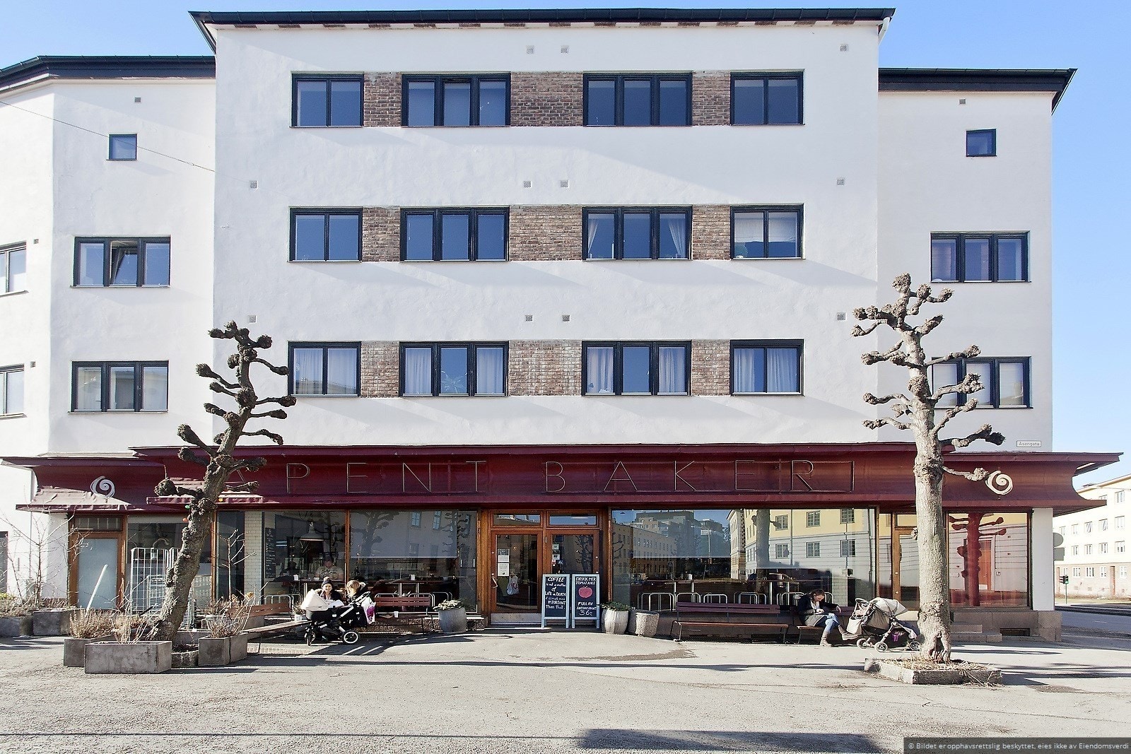 Åpent bakeri ligger i byggets første etasje og tilbyr ferske bakervarer og nydelig pizza på kveldstid! Galleribilde