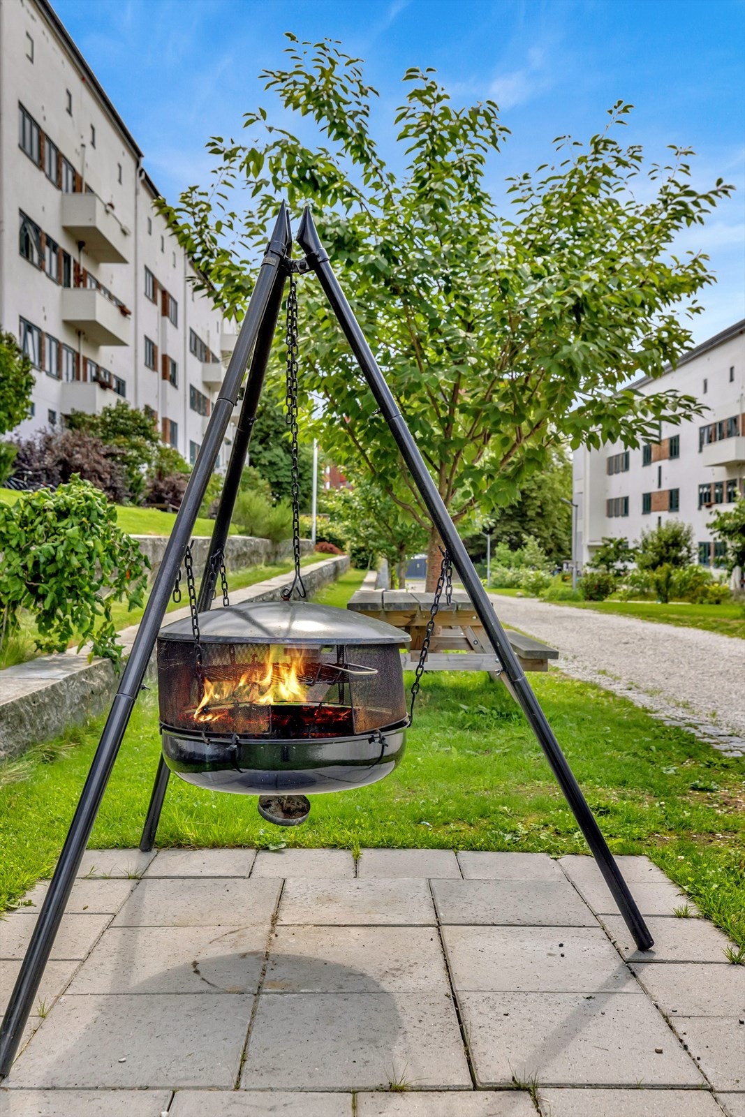 Superkoselig bakgård med bålpanne Galleribilde