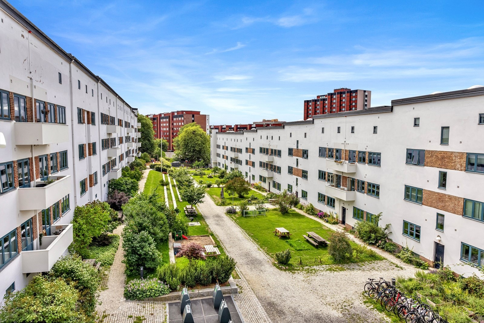 Flott opparbeidet bakgård er lett tilgjengelig med flere sittegrupper, lekeplass og sykkelstativ. Galleribilde