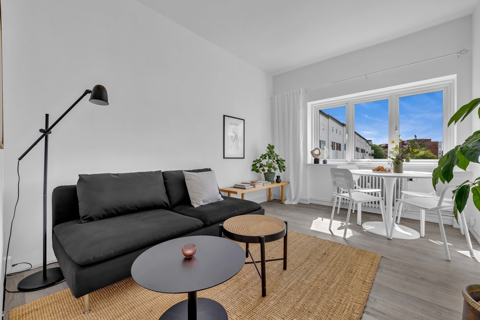 Velkommen til Hans Nielsen Hauges gate 15B! En lys og sjarmerende 3-roms leilighet med en attraktiv beliggenhet i den populære Funkisgården på Øvre Torshov/Sandaker. Galleribilde