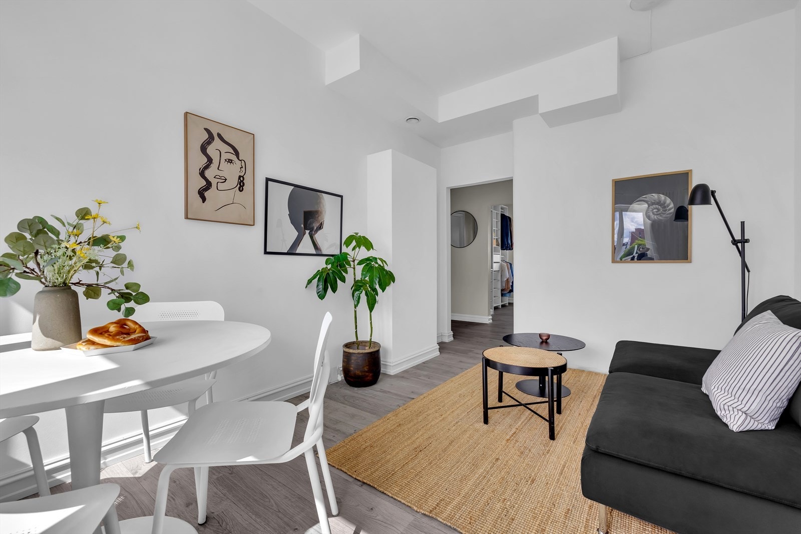 Lys og delikat stue med god plass til sofa, tv-møbler og spisebord. Stuen har en klassisk gjennomgående planløsning som gjør det enkelt å innrede. Galleribilde