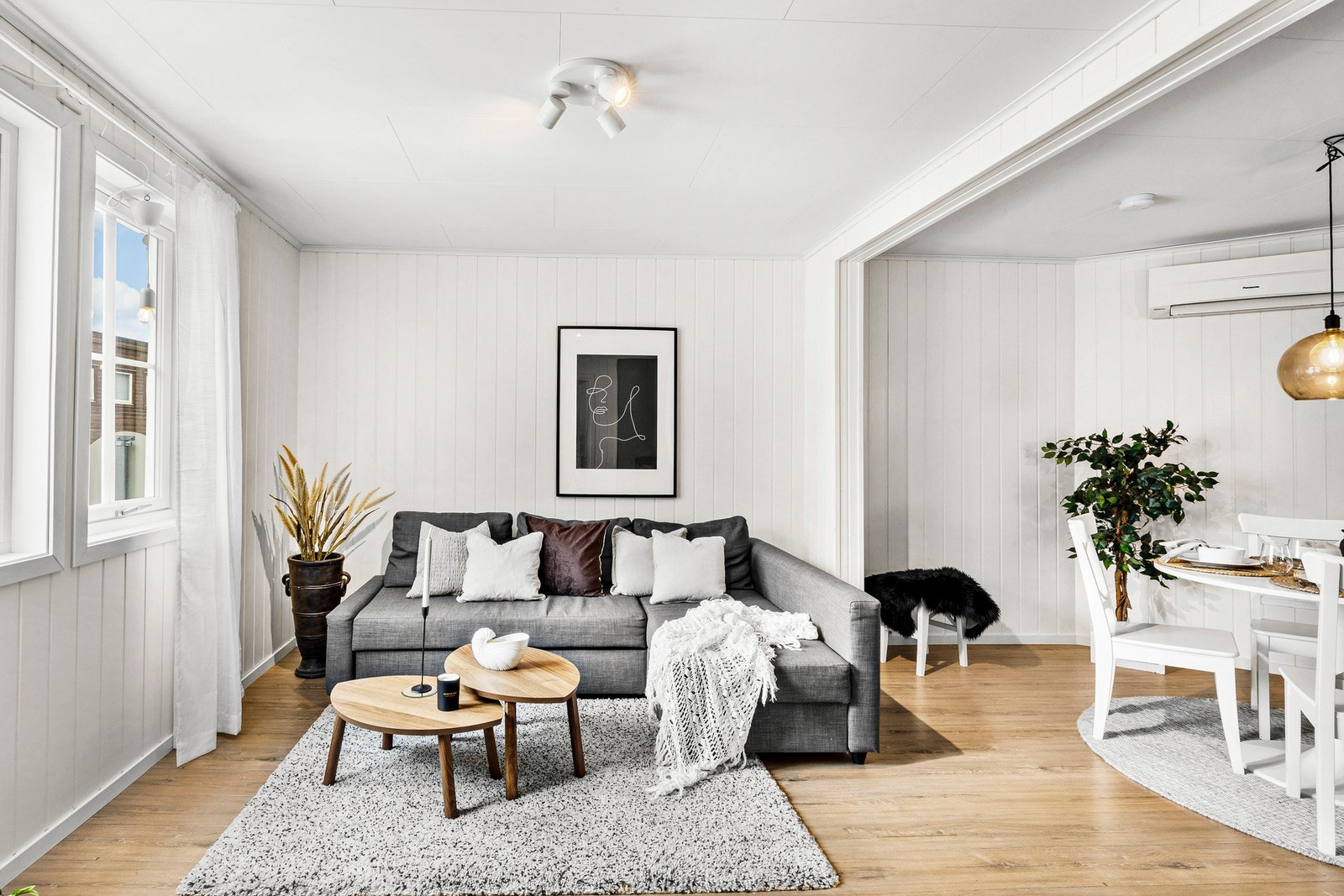 Tiltalende stue med lyst og fint preg Galleribilde